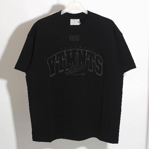 23SS 베트멍 VTMNTS 자수 로고패치 반팔 블랙 VL16TR500B